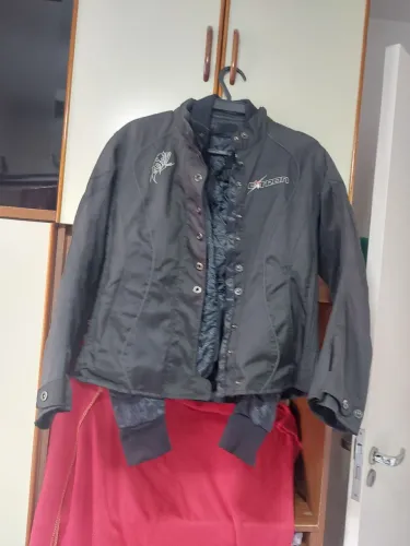 Vende-se uma jaqueta femenina G os interesados ligar para Marlene 9  * 