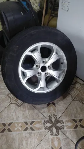 Vendo roda Tucson aro 16 com pneu 