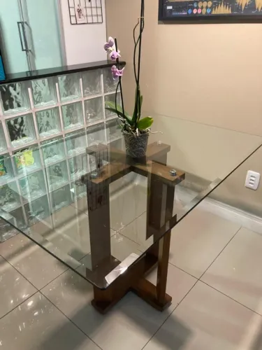 Mesa de Jantar com Tampo de Vidro e Base em Madeira