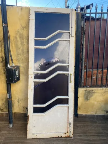 Porta de ferro de 2,37m de altura