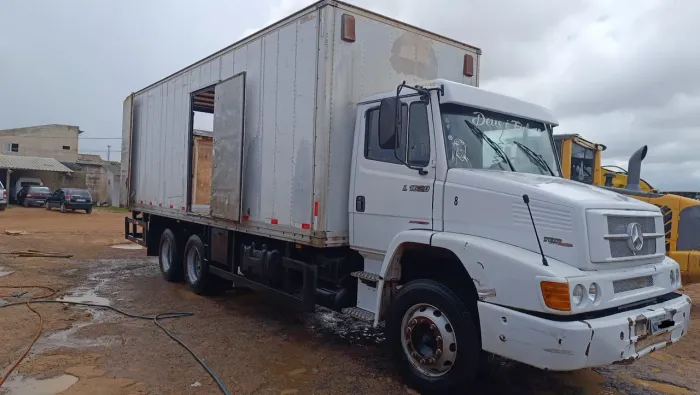 Caminhão Baú 1620.