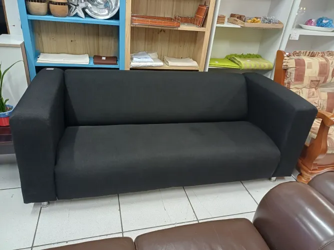 Sofá em tecido preto