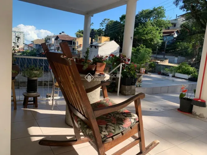 Casa residencial à venda no Centro com 168 m² e 2 dormitórios/quartos disponíveis.