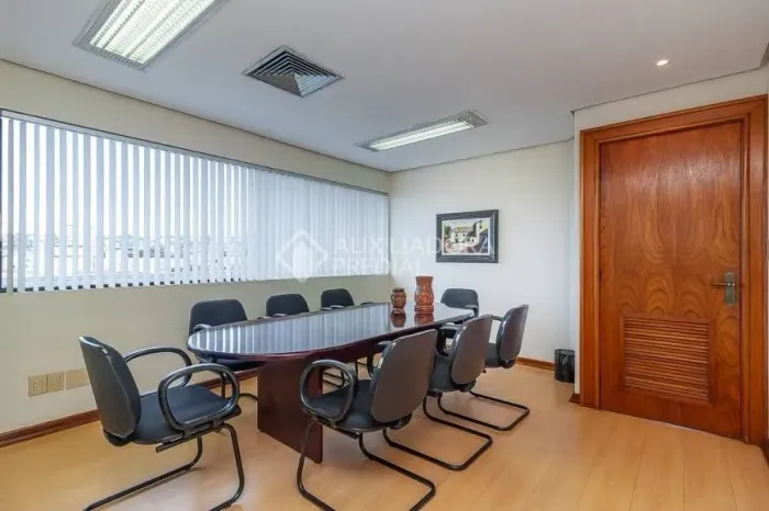 Prédio comercial com 10 vagas à venda no bairro Jardim Botânico em Porto Alegre+9