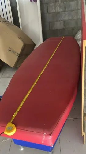 BANCO COM ESTOFADO COURINO VERMELHO PARA LOJA