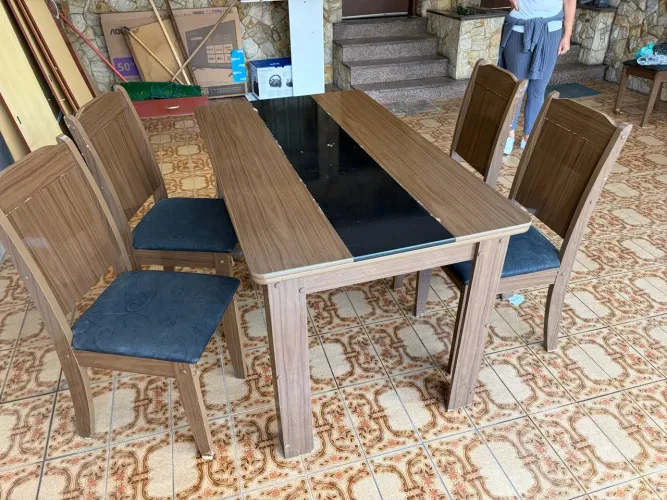 Mesa de jantar / cozinha c 4 cadeiras