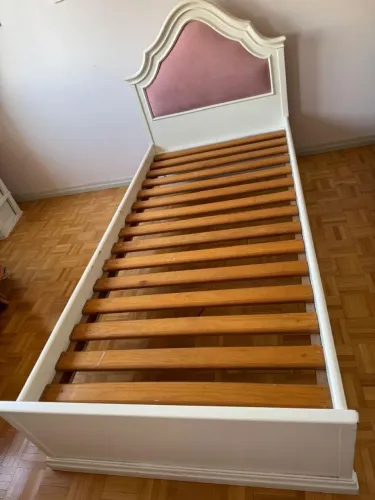 CAMA DE SOLTEIRO. MADEIRA MACIÇA e pintura em LACA branca