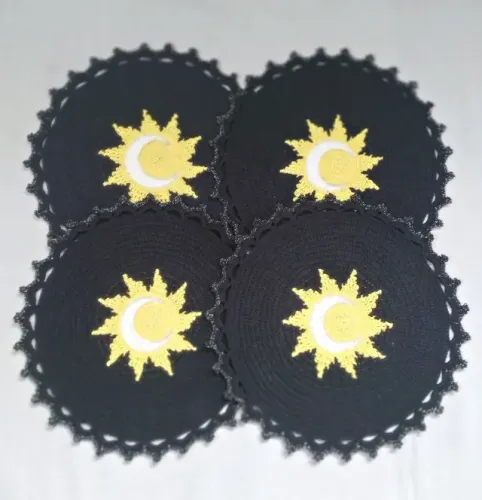 Conjunto de sousplat de crochê artesanal motivo Sol e Lua