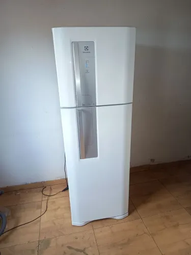 Geladeira Electrolux dúplex Frost Free semi-nova funcionando perfeitamente bem