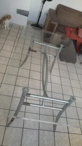 Excelente mesa tampo de vidro esses pés de  alumínio