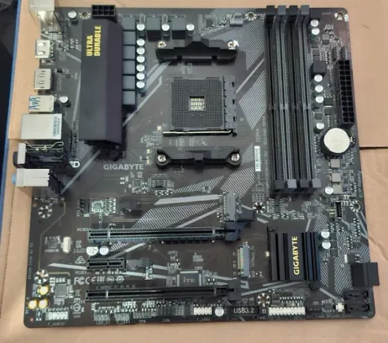 Placa Mãe Gigabyte B550M DS3H AMD AM4, Micro ATX, DDR4 -  Com Defeito - Leia a Descrição