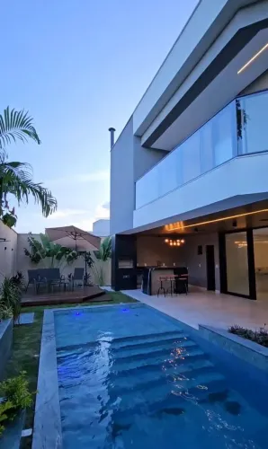 Casa duplex com muito luxo e sofisticação com piscina e cascata REF: 4109