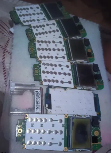 Lote de sucatas de placas e display de celular antigo
