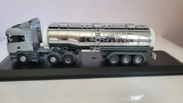 Miniatura Scania com Carreta Tanque - NOVO na caixa escala 1:50