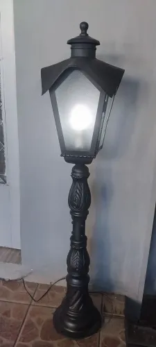 Poste luminária de jardim