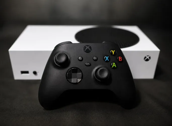 XBOX SÉRIES S NOVO NA CAIXA! VENDO OU TROCO EM PC GAMER!