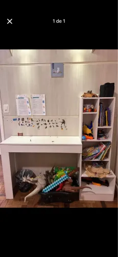Escrivaninha e cômoda de livros 