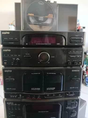 Aparelho se som Sanyo com disqueteira - leia