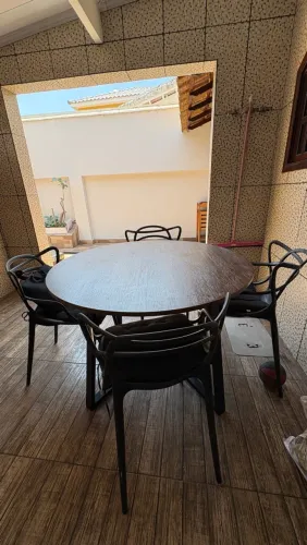 Vendo mesa de madeira com as 4 cadeiras