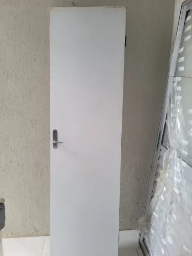 Vendo porta de 60 cm com trinco