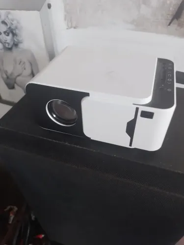 Projetor branco.smart tv. Faz até 250 polegadas semi novo