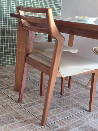Vendo 4 cadeiras madeira maciça em bom estado!