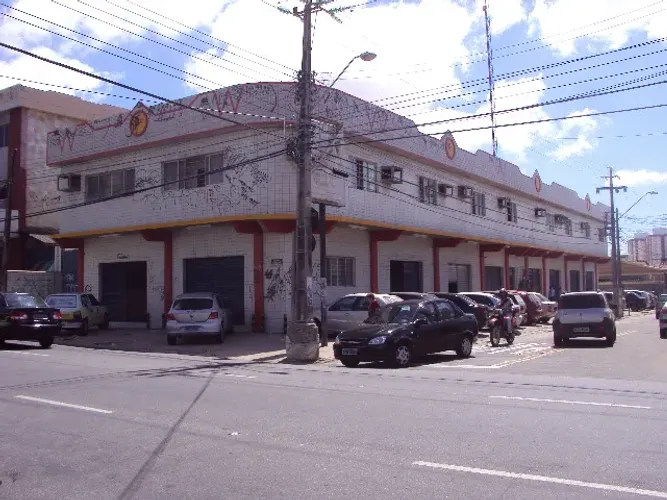 Centro comercial localização privilegiada com 9 lojas novas, media de 70m² cada, locação p