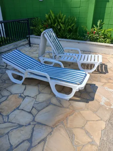 Móveis para piscina - espreguiçadeiras sem colchonete