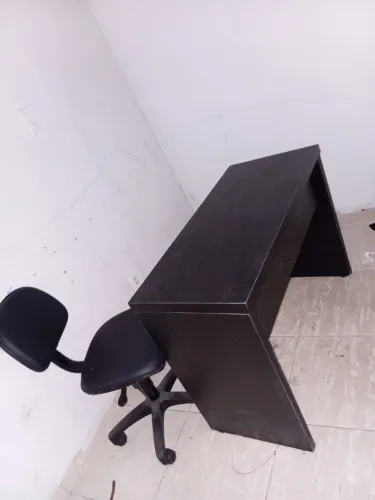 Mesa e cadeira de escritório