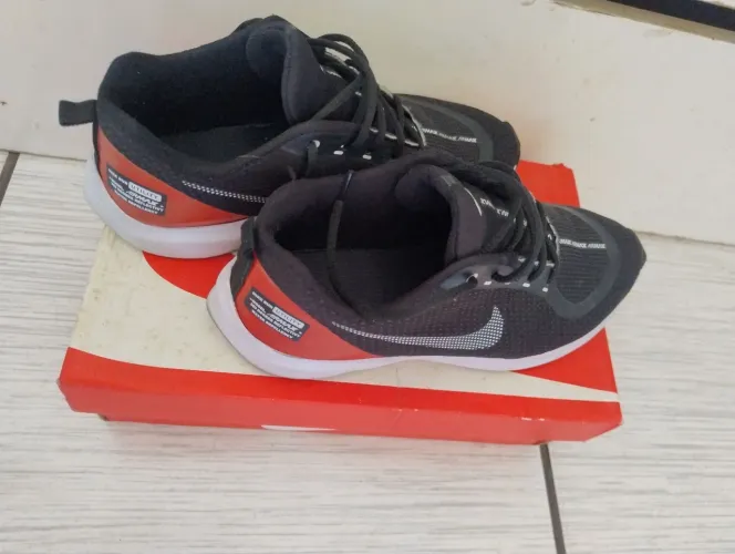 Tênis Nike Run Utility modelo Air Max + 360 Degree Reflectivy Walter