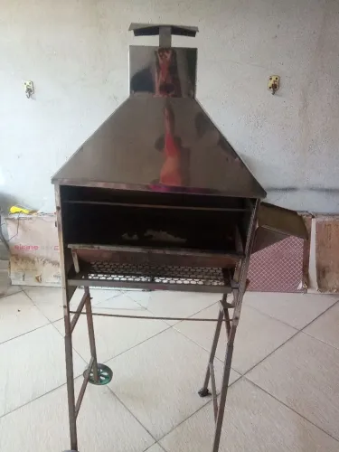Churrasqueira com pequenos defeitos e a base do carvão tem que fazer outra.