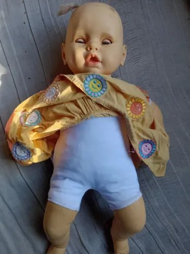 Boneca antiga abre e fexa o olho ao deitar e levantar