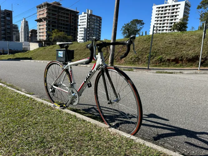 Bicicleta Caloi speed 20. Top. Acompanha sapatilha da chimano. 