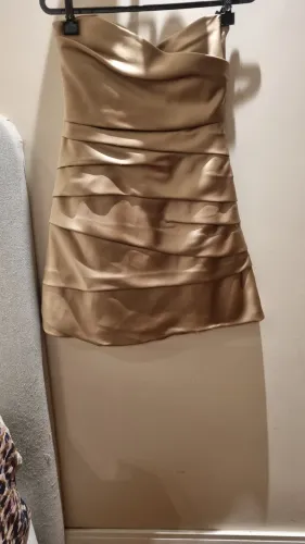 Vestido de festa em cetim drapeado