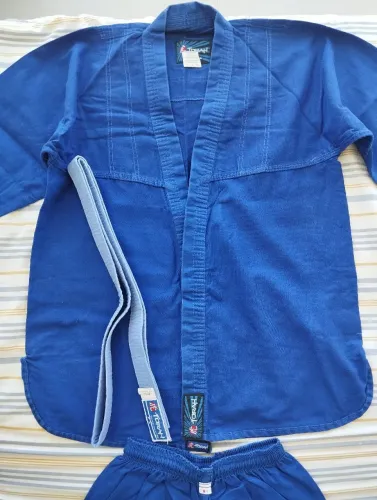 Vendo Kimono tamanho M4. Muito conservado. Pouco usado.