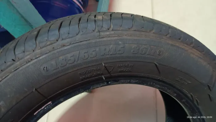 Vendo 2 pneus 185/65 aro 15 semi novos 350 reais os 2