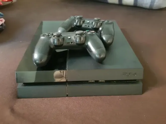 PS4 500GB + 2 Controles + 2 Jogos