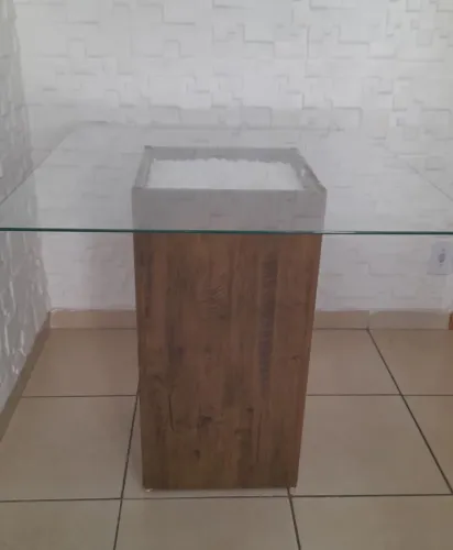 Mesa em MDF, com tampo em vidro