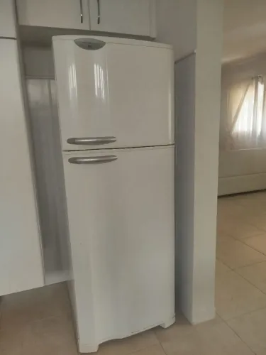 Geladeira média 