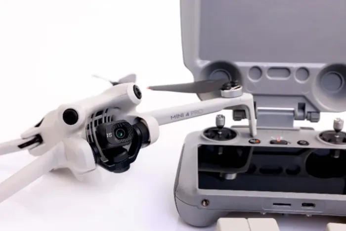 Drone DJI MNI4PRO FLY MORE CONTROLE COM TELA