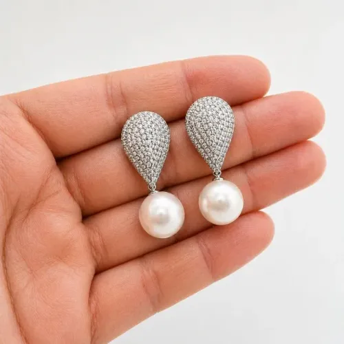 Brinco Cravejado de Zirconias Premium Banhado a Prata 925