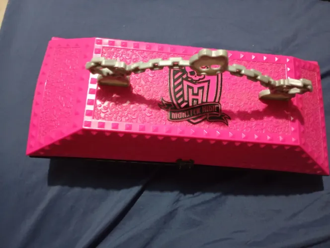 Conjunto de Monster high G1+ caixão monster high semi novo em excelente estado 