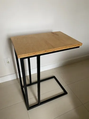 Mesa lateral com design industrial