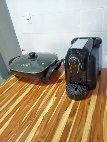 Vendo uma cafeteira  em cápsulas delta, e uma panela eletrica grilgrill 