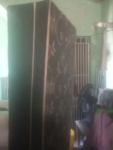 Vendo móveis uma cama de casal uma cama de solteiro um guarda roupa pequeno de duas novo