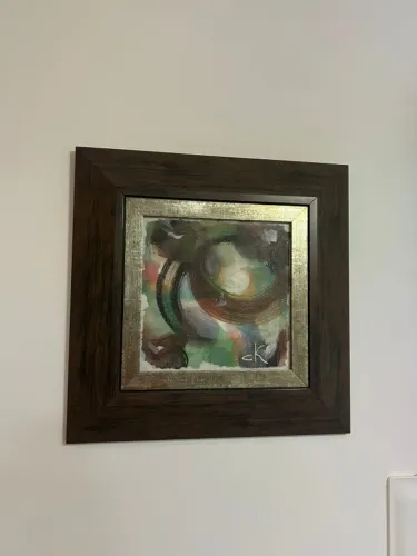 Quadro com moldura larga amadeirada e e detalhe interno metálico que valoriza a peça