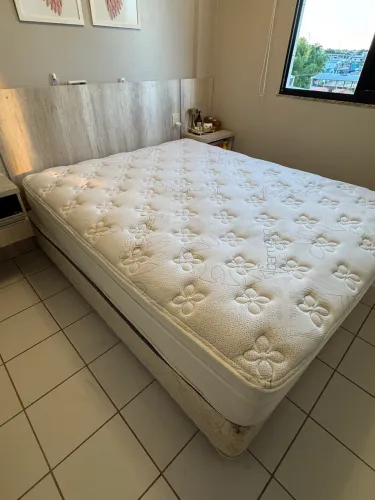 CAMA BOX QUEEN EM ÓTIMO ESTADO