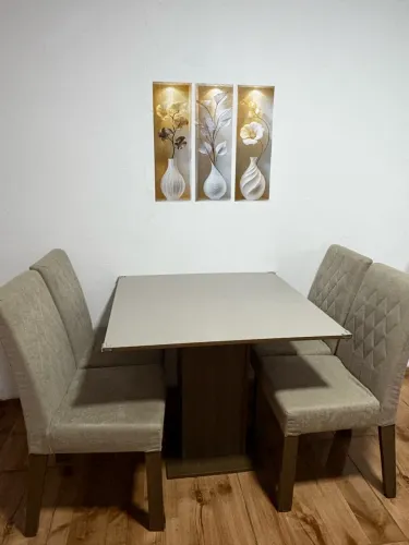 Mesa com 4 cadeiras