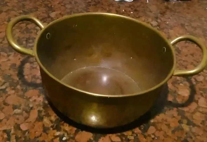 Antigo Cachepot baixo em metal dourado com alças laterais no feitio caldeirão*