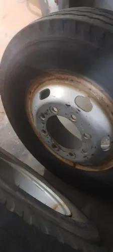 2 Pneus com rodas Aro 16 